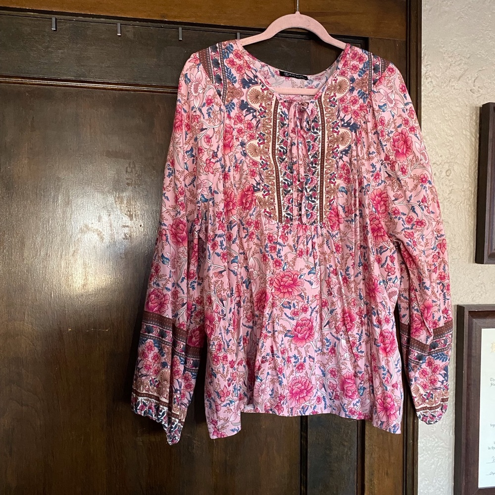 Kaywide flowered top. Size XXL. Predominantly pink and darker pink.